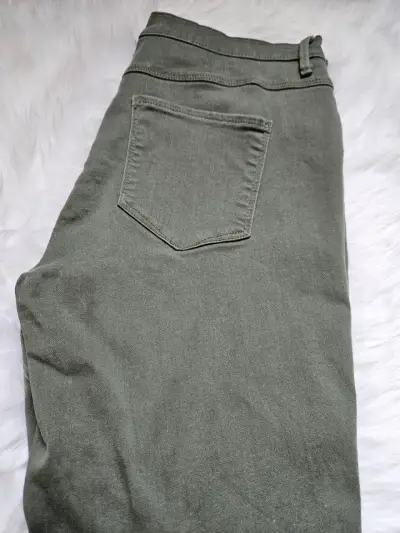 Pantalones verdes ajustados con botones decorativos - miniatura 6