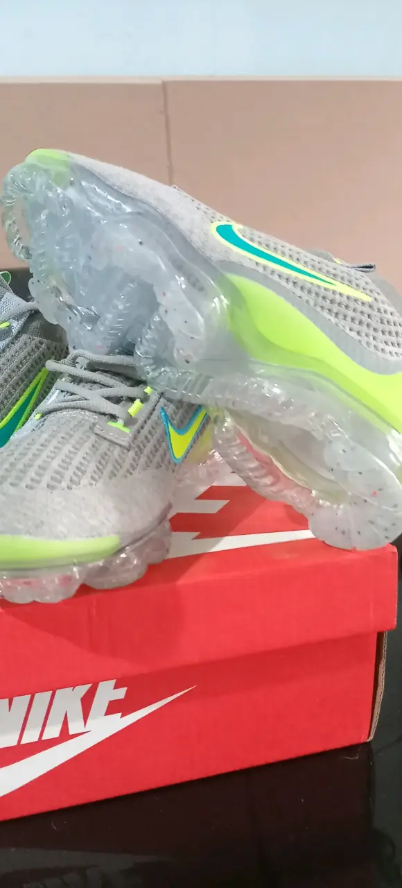 Zapatillas deportivas Nike grises con detalles verdes - 1