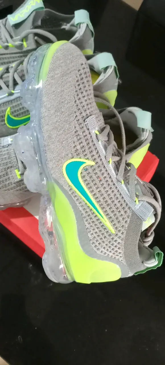 Zapatillas deportivas Nike grises con detalles verdes - 2