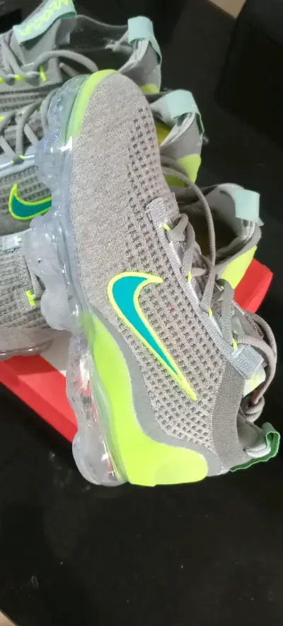 Zapatillas deportivas Nike grises con detalles verdes - miniatura 2