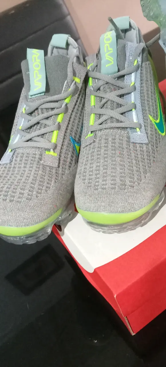 Zapatillas deportivas Nike grises con detalles verdes - 3