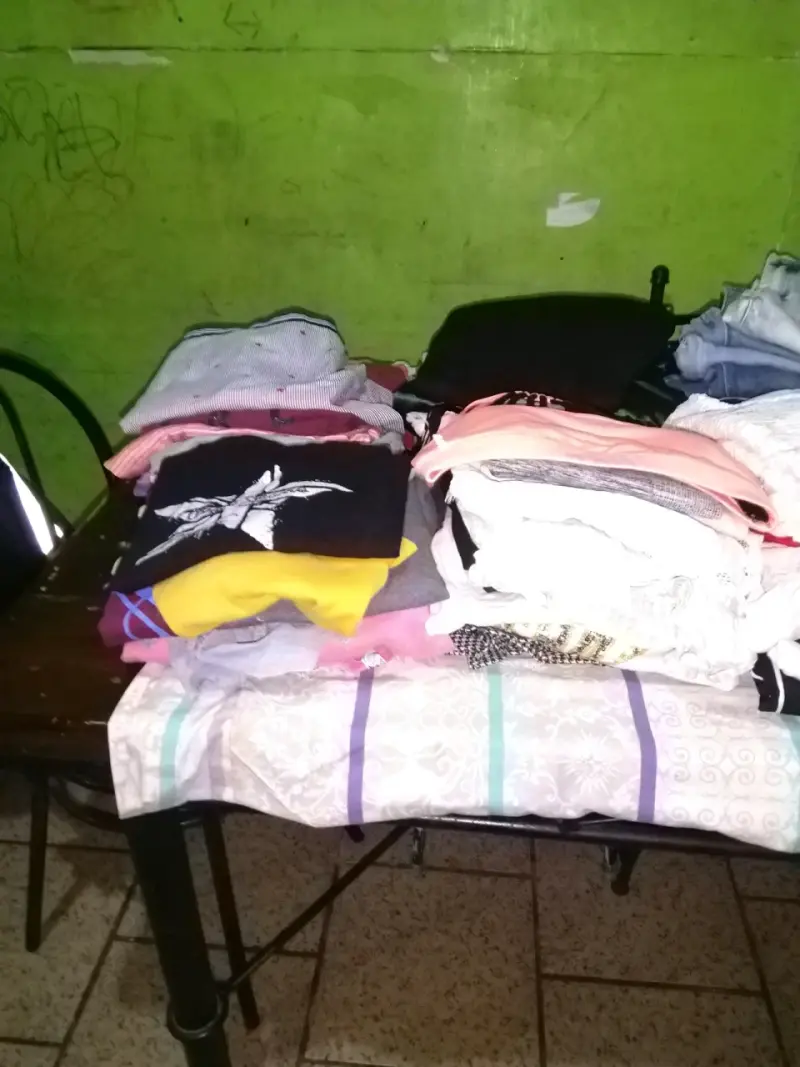 Lote de ropa variada para mujer en buen estado - 1