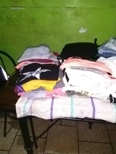 Lote de ropa variada para mujer en buen estado - miniatura 1