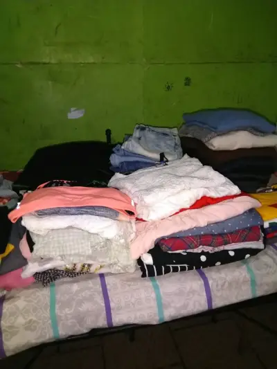 Lote de ropa variada para mujer en buen estado - miniatura 7