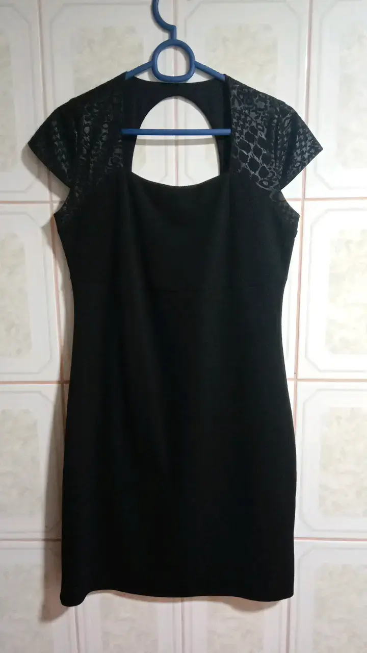 Vestido negro elegante con encaje