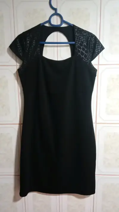 Vestido negro elegante con encaje - miniatura 1