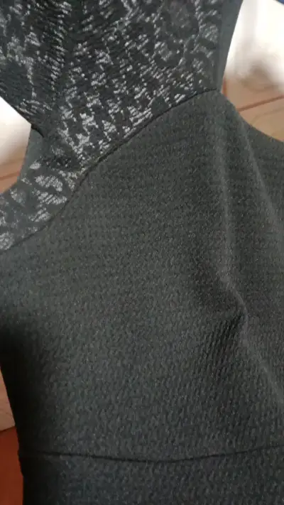 Vestido negro elegante con encaje - miniatura 3