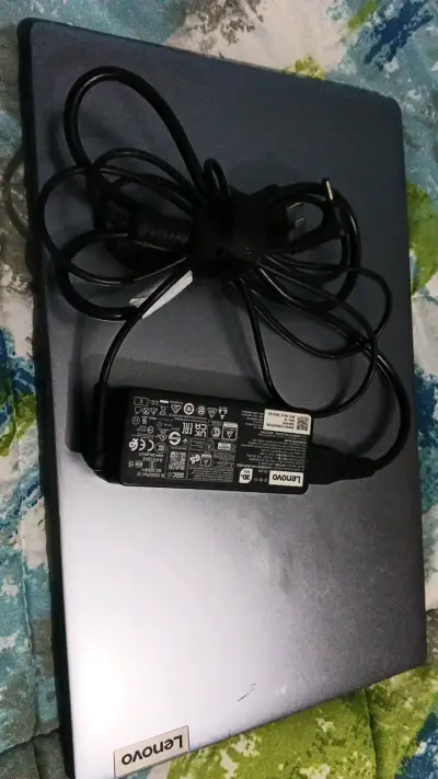 Laptop Lenovo con cargador en buen estado - miniatura 1