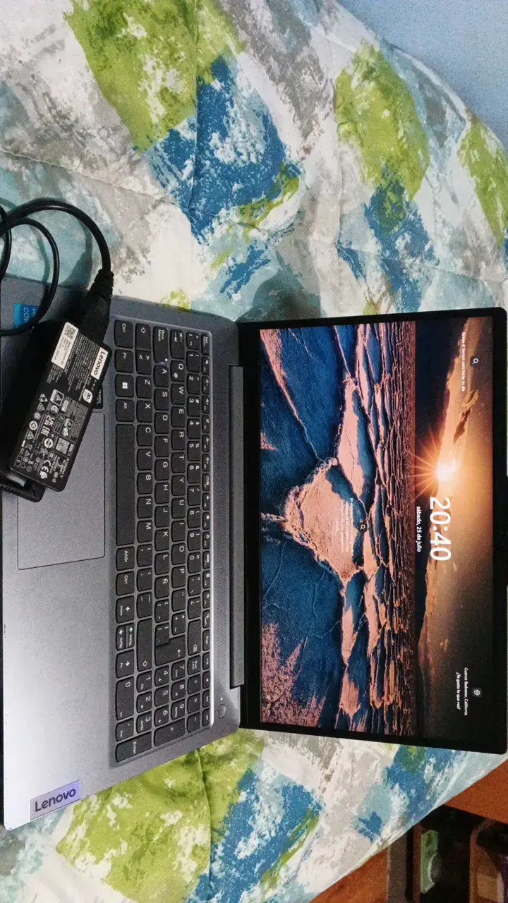 Laptop Lenovo con cargador en buen estado - 2