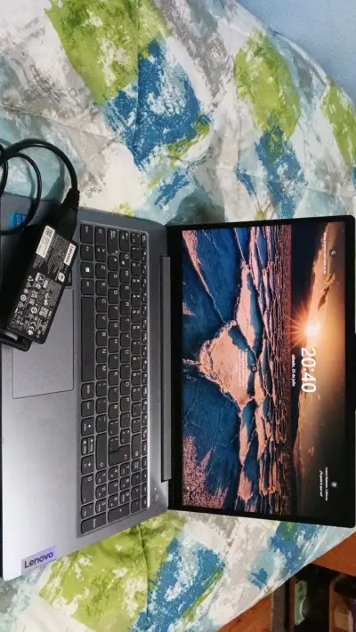 Laptop Lenovo con cargador en buen estado - miniatura 2