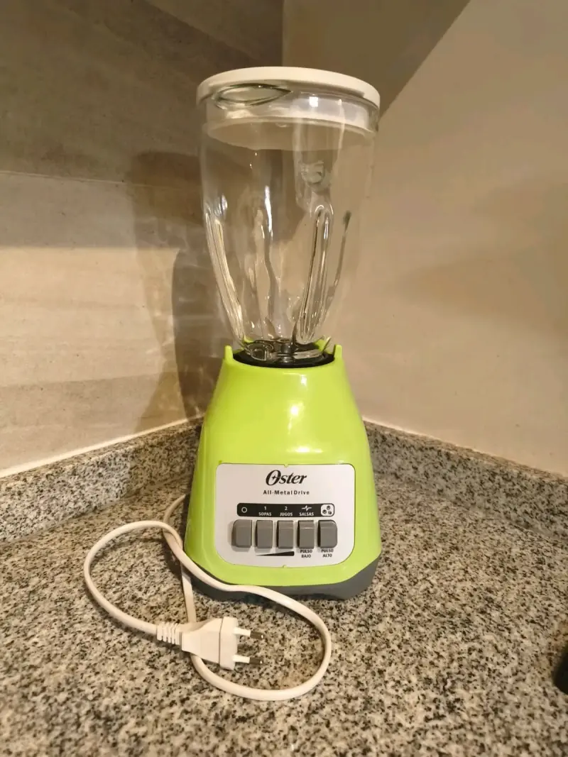 Licuadora Oster verde con vaso de vidrio