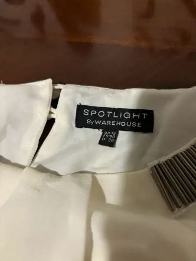 Vestido blanco elegante para mujer - miniatura 2