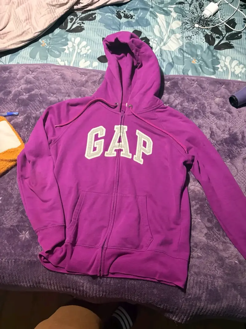 Polerón morado con capucha GAP para mujer - 1