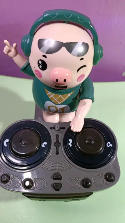 Juguete musical cerdito DJ con luces - miniatura 1
