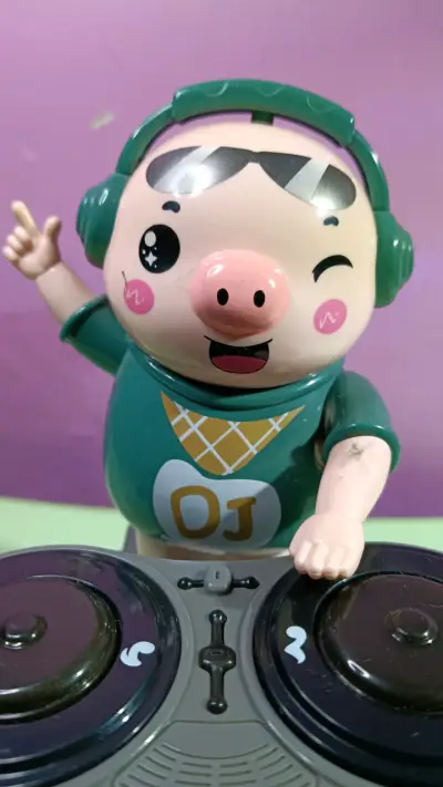 Juguete musical cerdito DJ con luces - miniatura 2