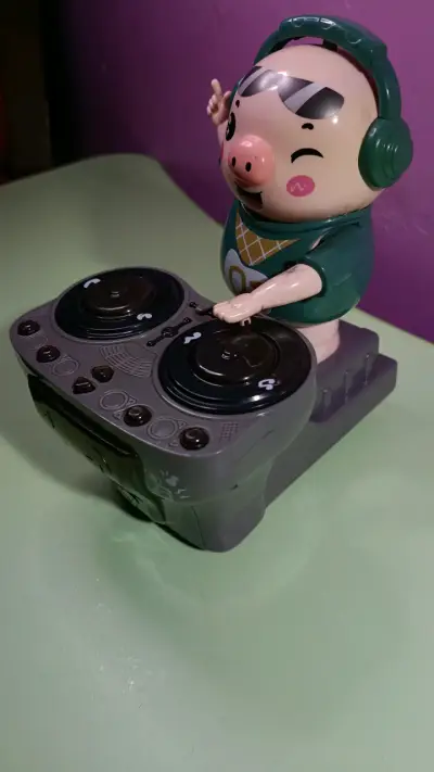 Juguete musical cerdito DJ con luces - miniatura 3