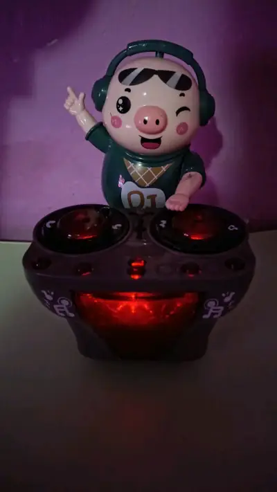 Juguete musical cerdito DJ con luces - miniatura 5