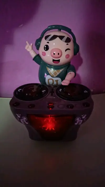 Juguete musical cerdito DJ con luces - miniatura 6