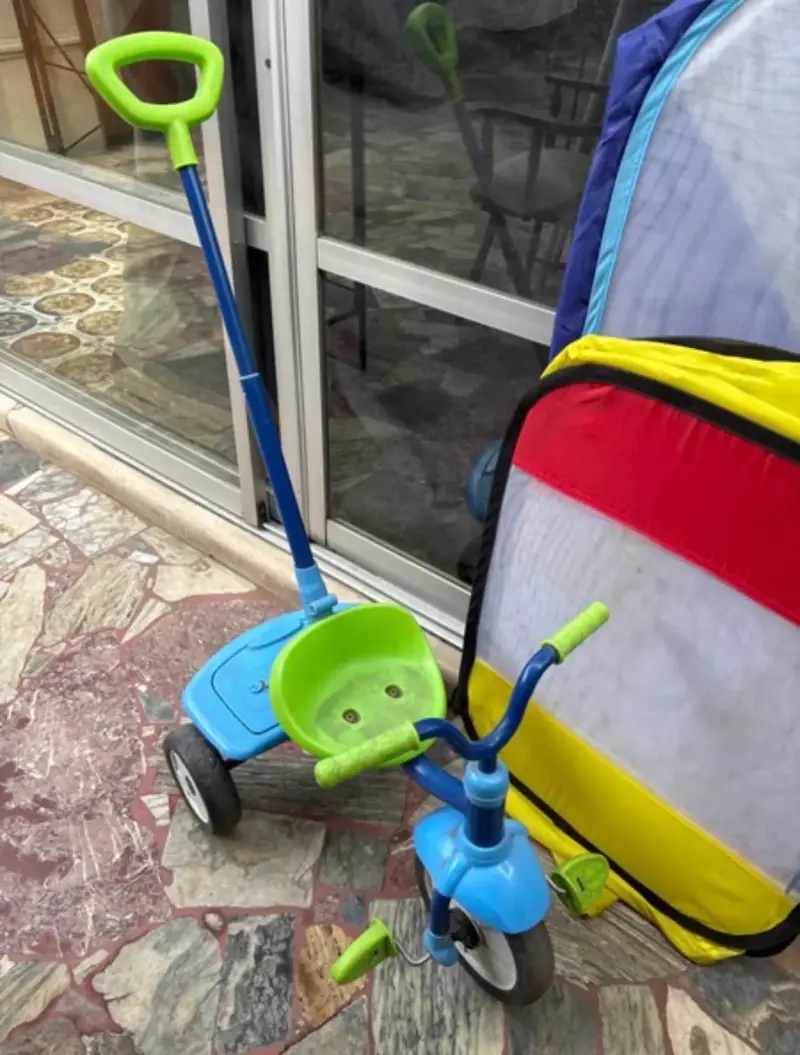 Triciclo infantil con manillar y tienda de juegos - 2