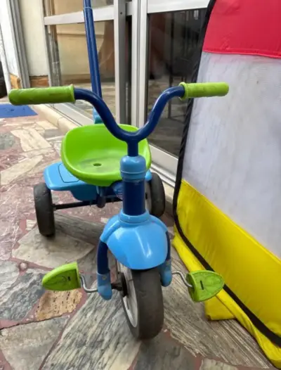 Triciclo infantil con manillar y tienda de juegos - miniatura 3