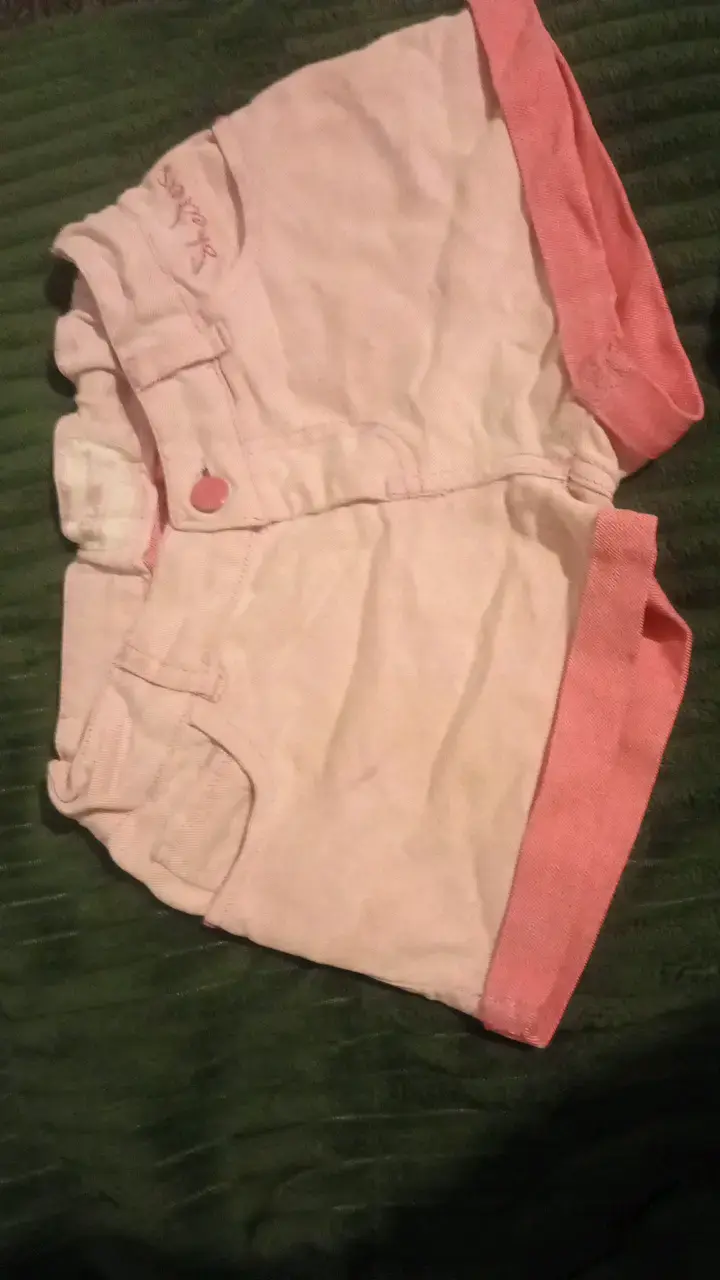 Shorts de bebé rosados con detalles