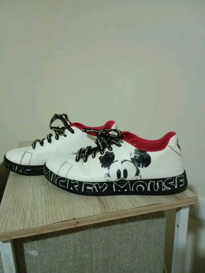 Zapatillas Mickey Mouse blancas con diseño único - 1