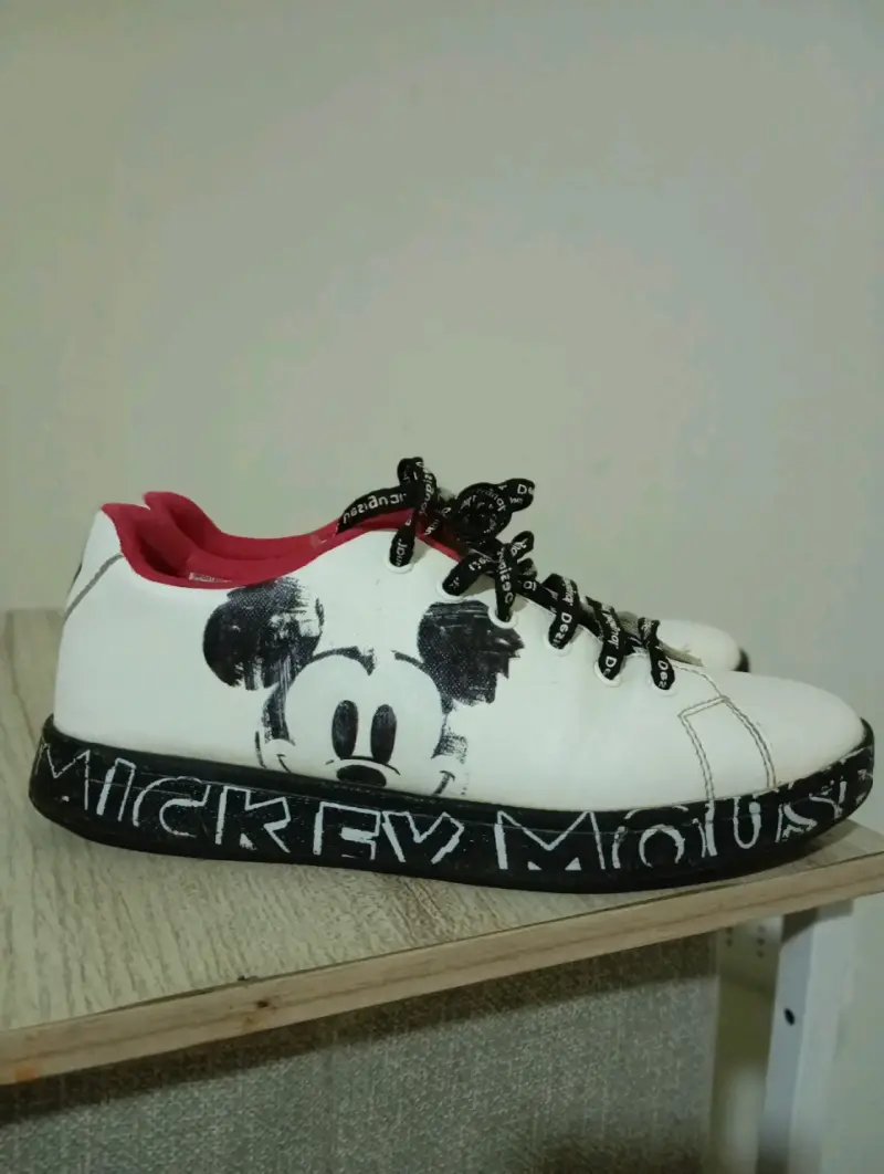 Zapatillas Mickey Mouse blancas con diseño único - 2