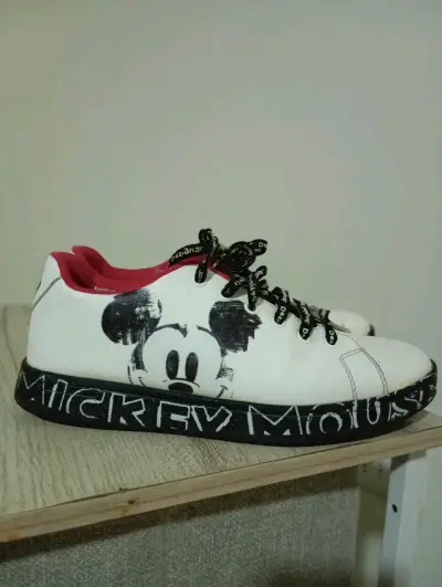 Zapatillas Mickey Mouse blancas con diseño único - miniatura 2
