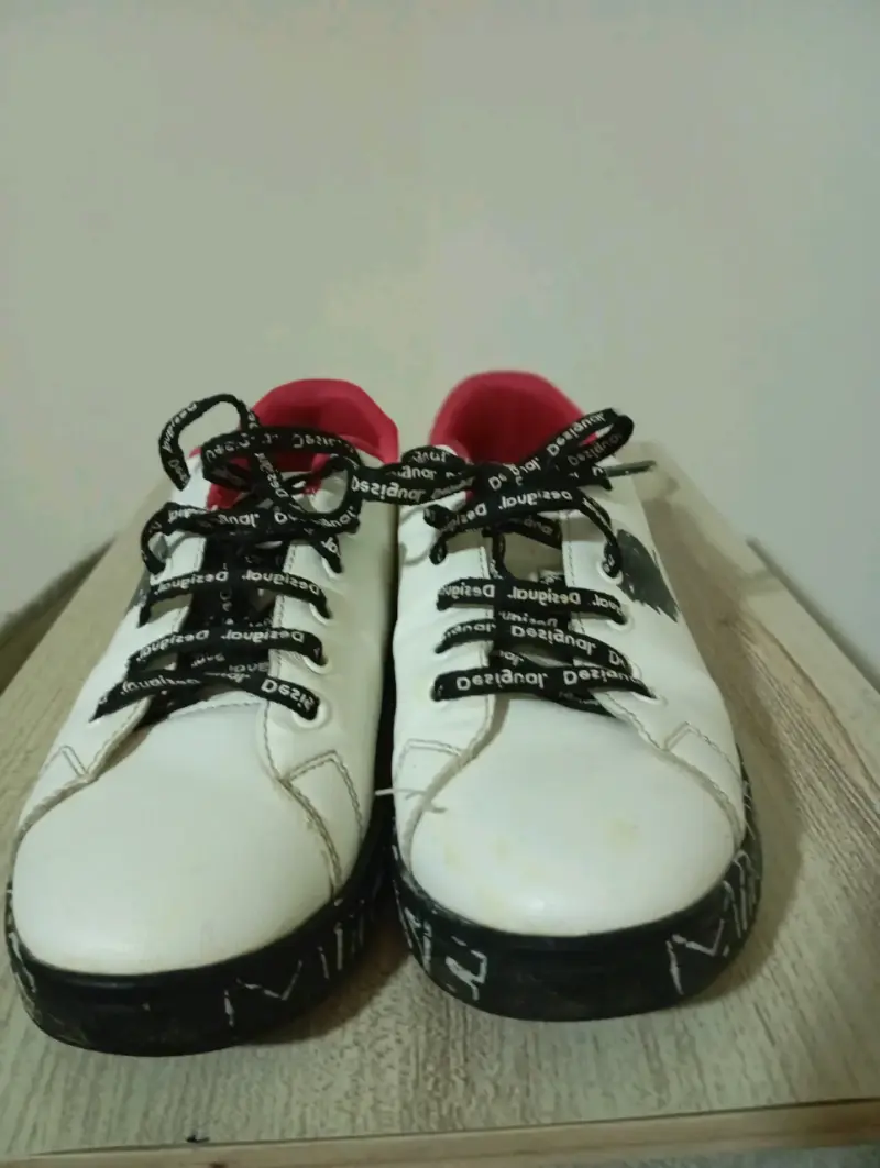 Zapatillas Mickey Mouse blancas con diseño único - 3