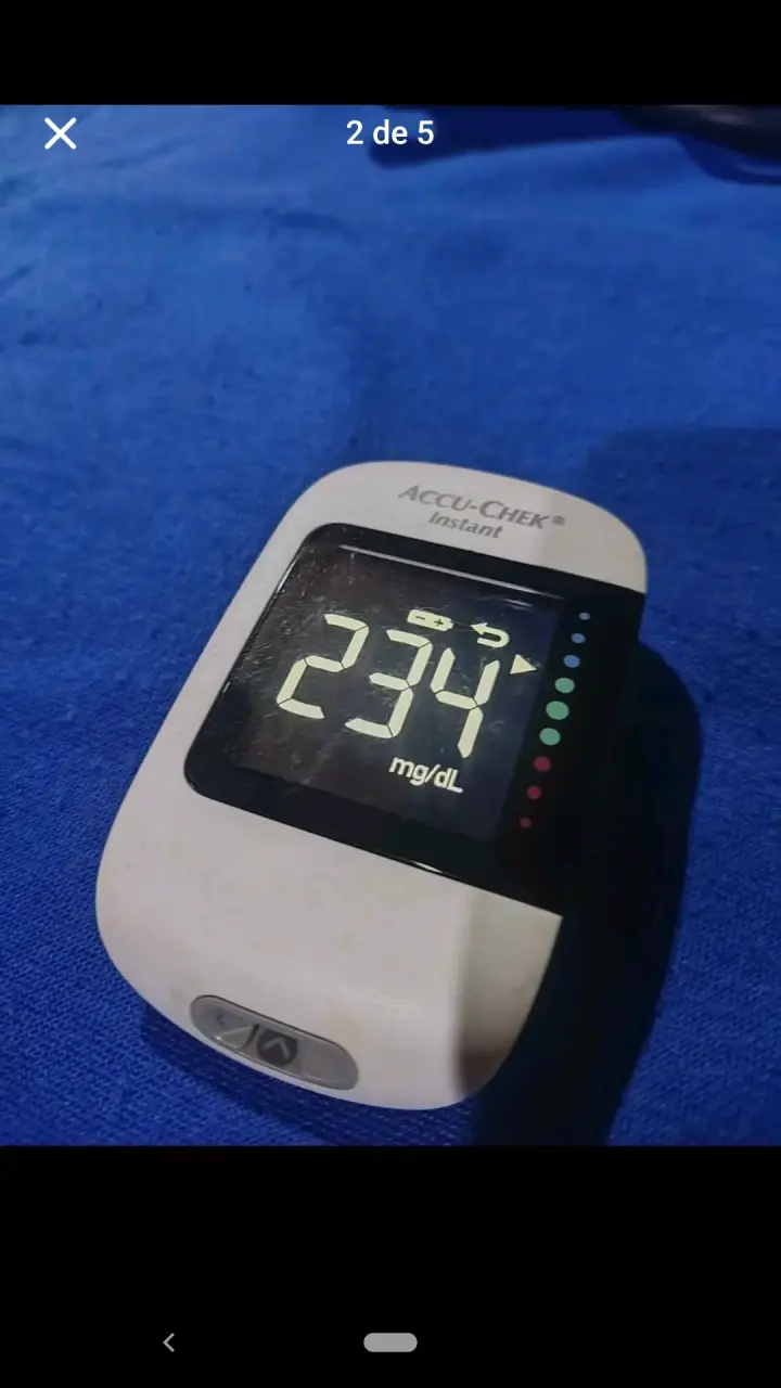 Glucómetro Accu-Chek Instant con Lanceta - 1