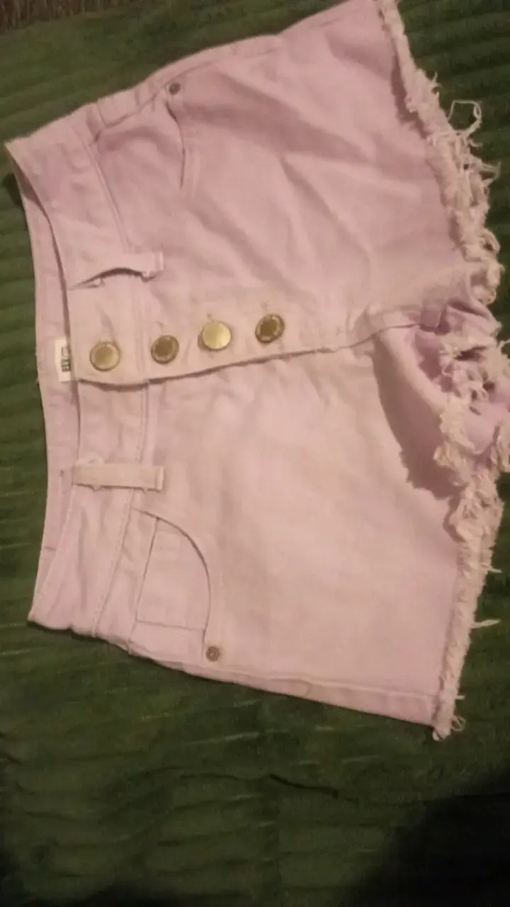 Shorts de mezclilla rosados con botones decorativos