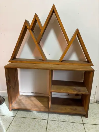 Estante de madera con diseño geométrico - miniatura 1