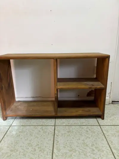 Estante de madera con diseño geométrico - miniatura 2