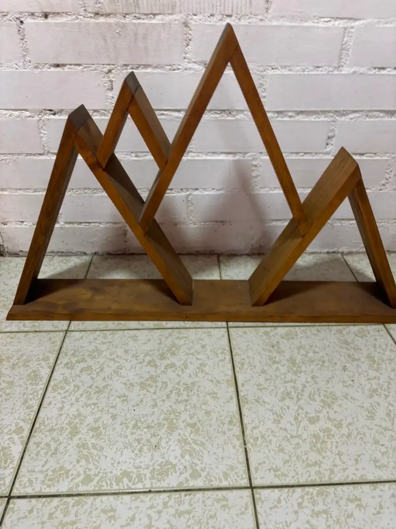 Estante de madera con diseño geométrico - 3