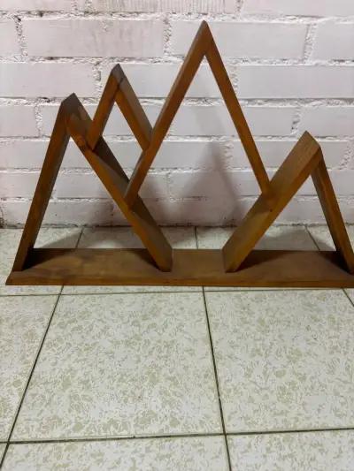 Estante de madera con diseño geométrico - miniatura 3