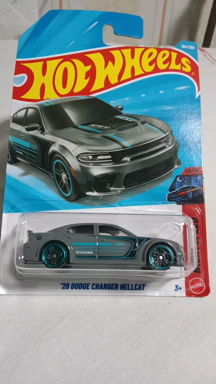 Hot Wheels '20 Dodge Charger Hellcat en miniatura