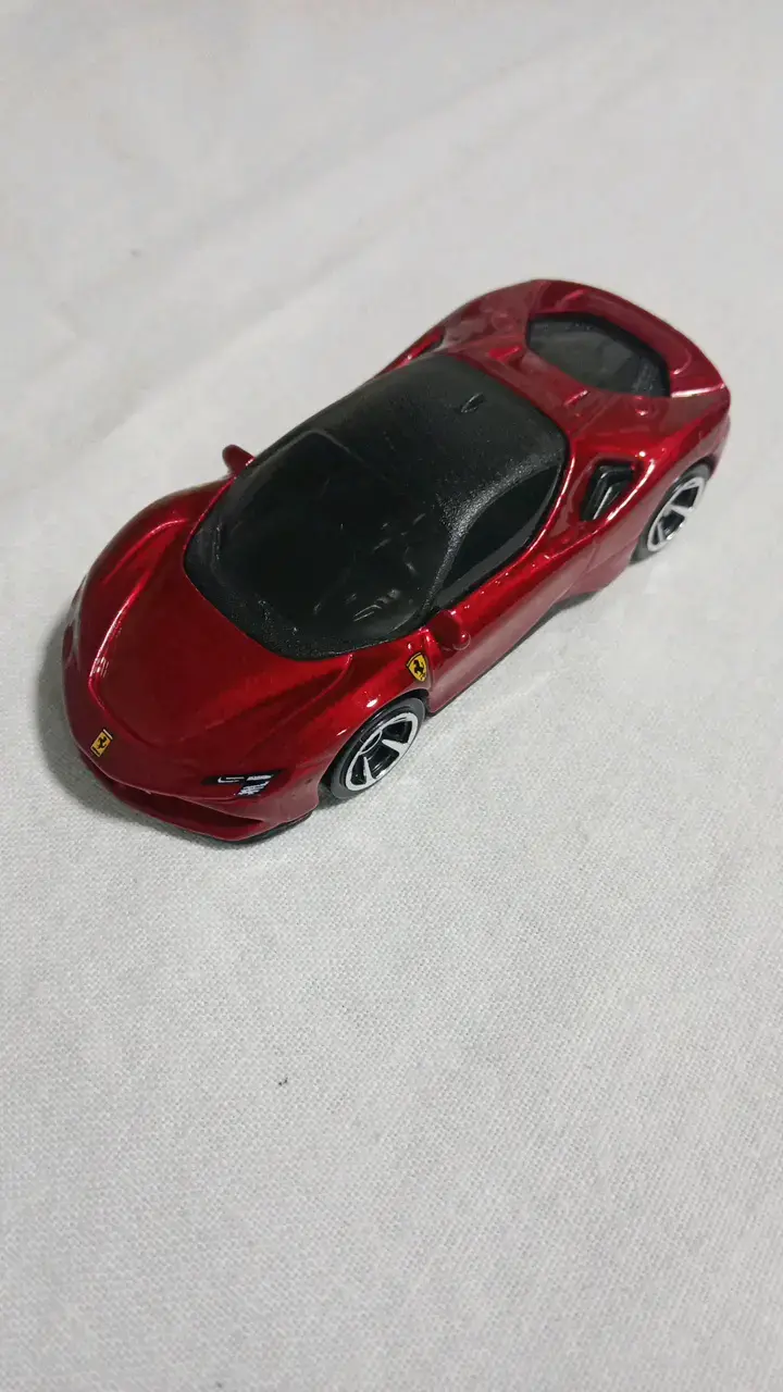 Auto a escala Ferrari rojo de colección