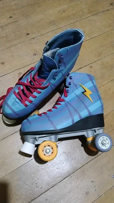 Patines de cuatro ruedas azul con cordones rojos - miniatura 1