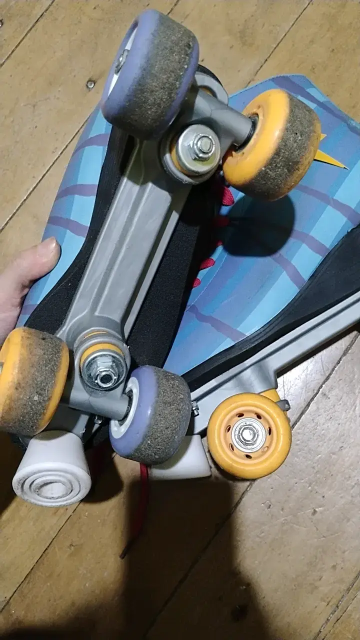 Patines de cuatro ruedas azul con cordones rojos - 3