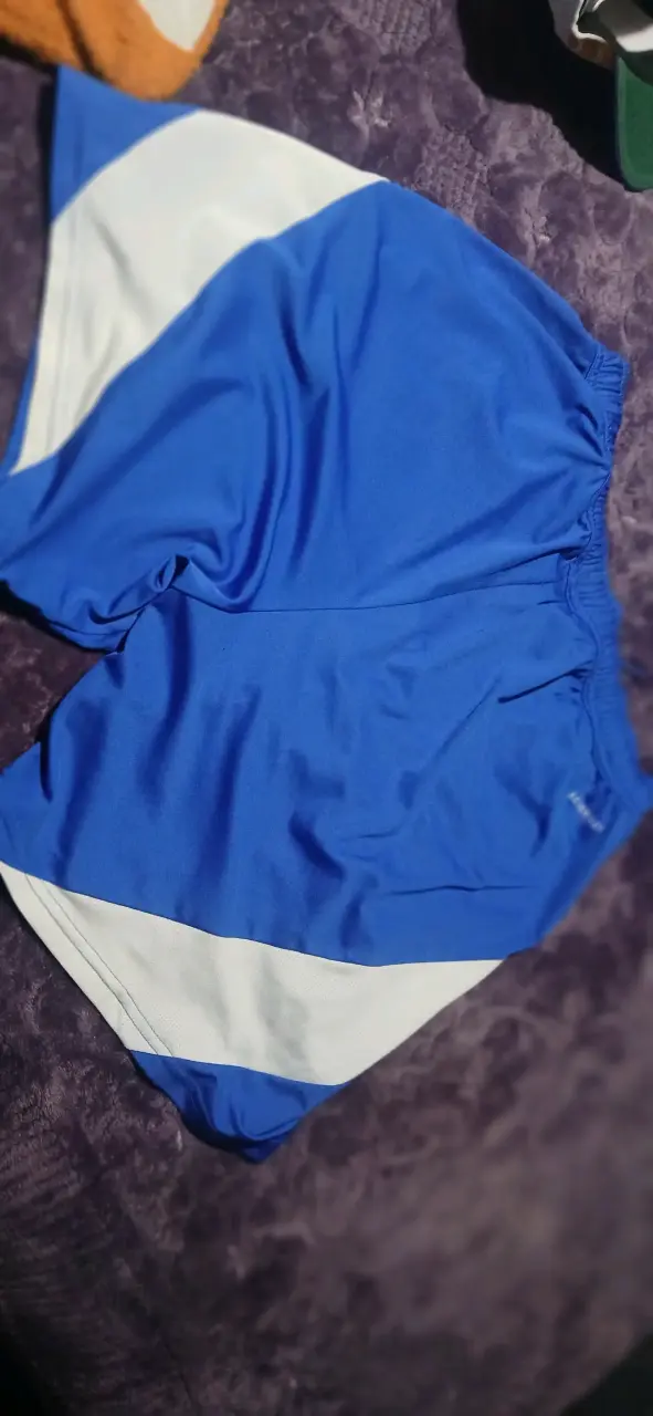 Shorts deportivos azules Adidas con logo - 3
