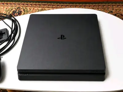 PlayStation 4 Slim con 8 juegos y control original - miniatura 4