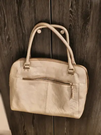 Bolso de mano dorado VÉLEZ 💯% cuero - miniatura 4