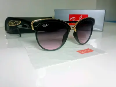 Gafas de sol Ray-Ban con montura dorada y negra - miniatura 1