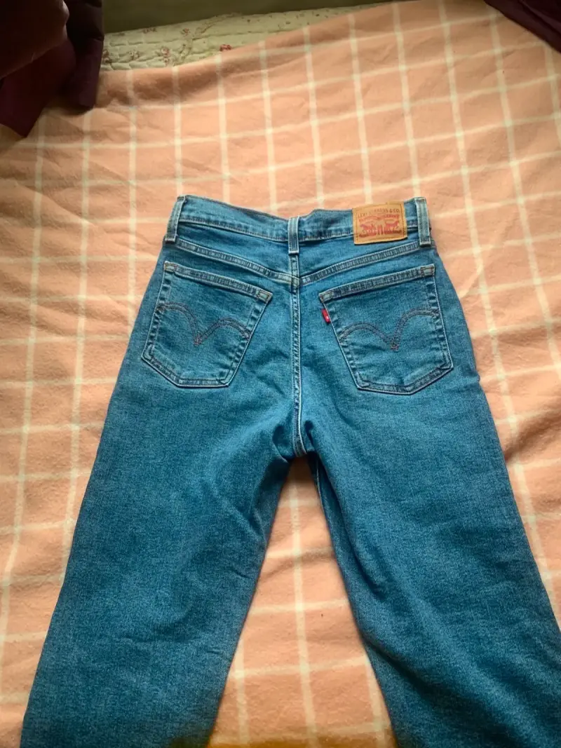 Jeans clásicos de mezclilla azul para mujer - 2