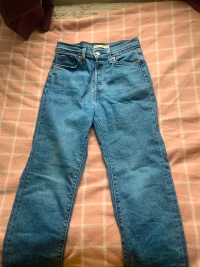 Jeans clásicos de mezclilla azul para mujer - miniatura 3