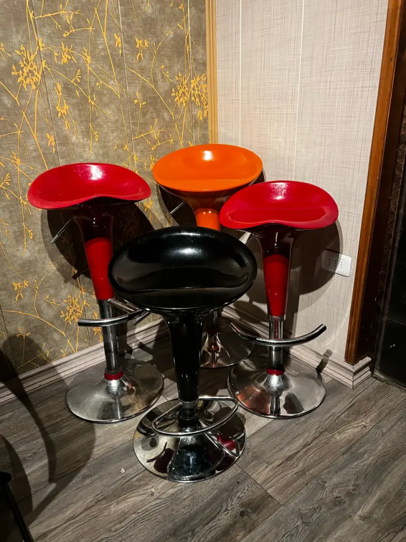Set de 4 sillas de bar ajustables en colores vibrantes