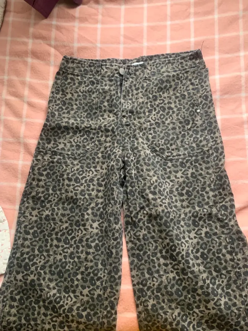Pantalones de mujer con estampado animal print - 1