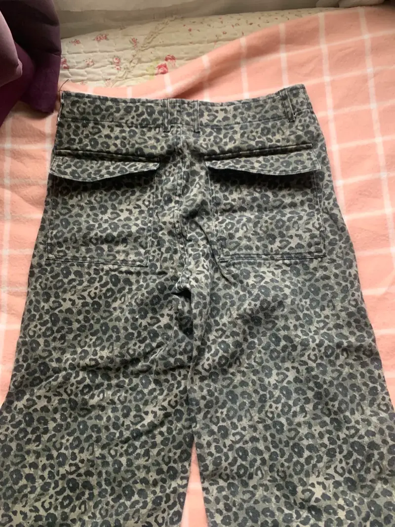 Pantalones de mujer con estampado animal print - 3