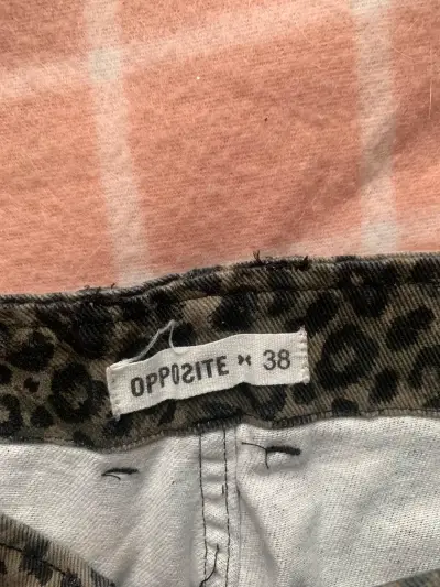 Pantalones de mujer con estampado animal print - miniatura 4
