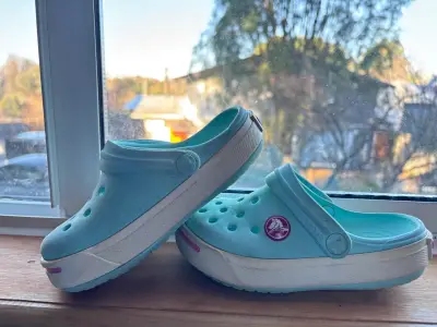 Zuecos Crocs azules con plataforma talla 26 - miniatura 1
